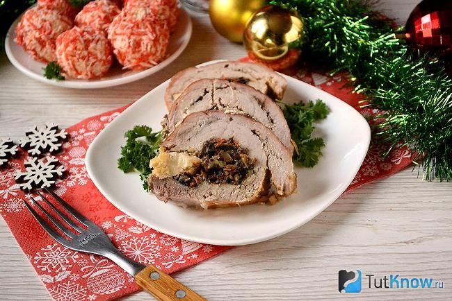 Готовый к подаче мясной рулет с грибами и сыром