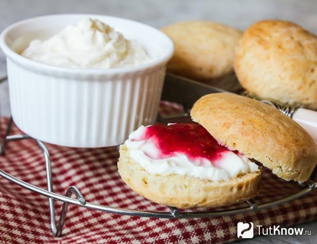 Сыр Маскарпоне с булочками и джемом