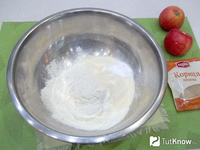 В миске соединены все сухие продукты