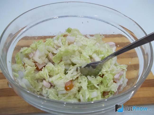 Готовый салат из пекинской капусты с куриной ветчиной