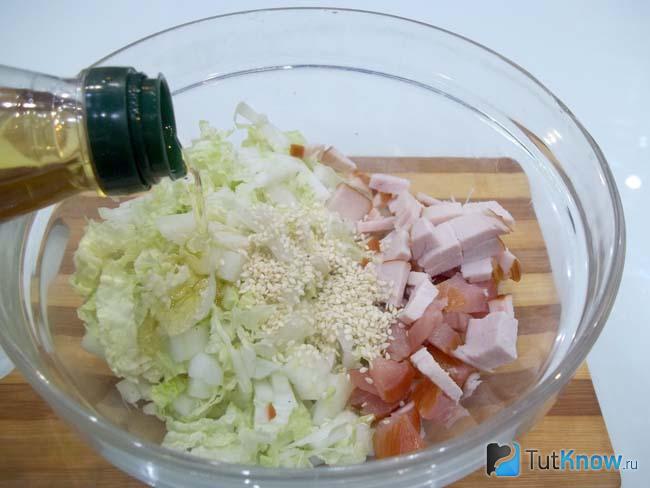 Продукты заправлены маслом и солью
