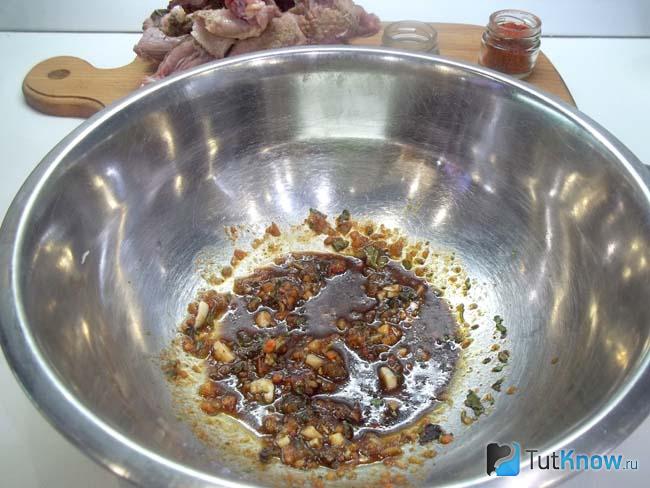 К продуктам добавлена зелень и измельченный чеснок
