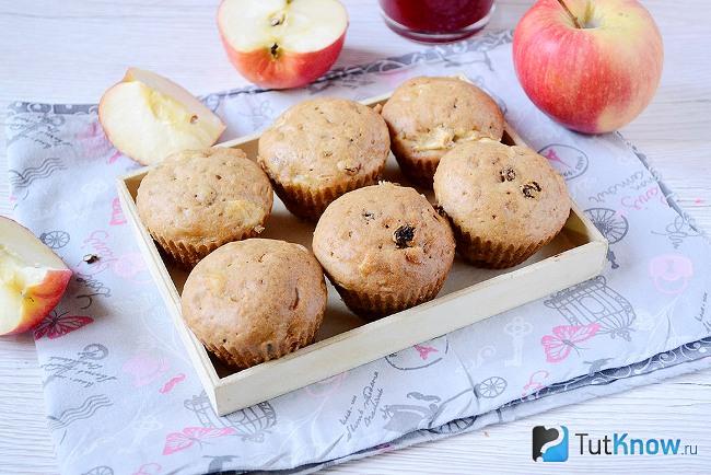 Готовые яблочные кексы с изюмом