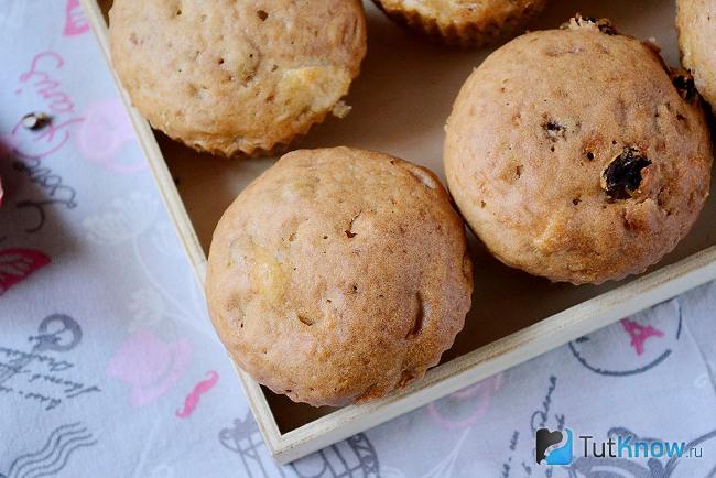 Готовые к подаче яблочные кексы с изюмом