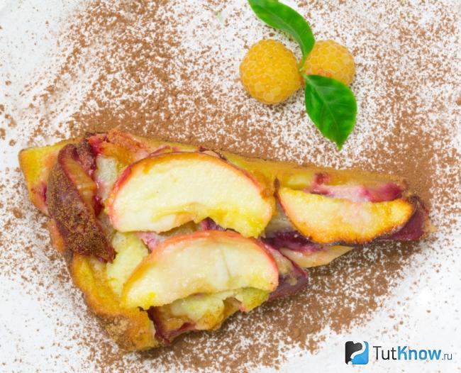Клафути с яблоками и корицей