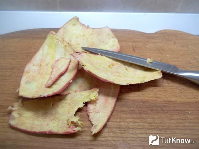 Со шкурки срезана белая кожура