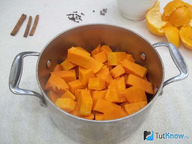 Тыква очищена, нарезана и сложена в кастрюлю