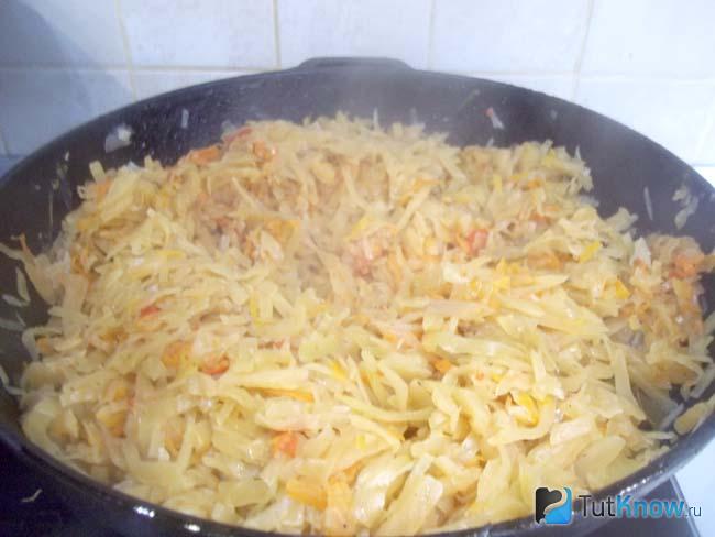 Готовая тушеная свежая капуста с морковью