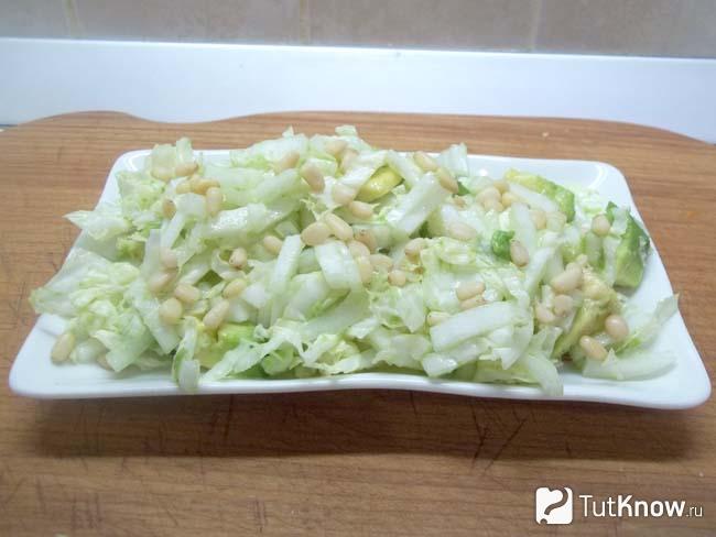 Готовый салат из авокадо и пекинской капусты с кедровыми орешками