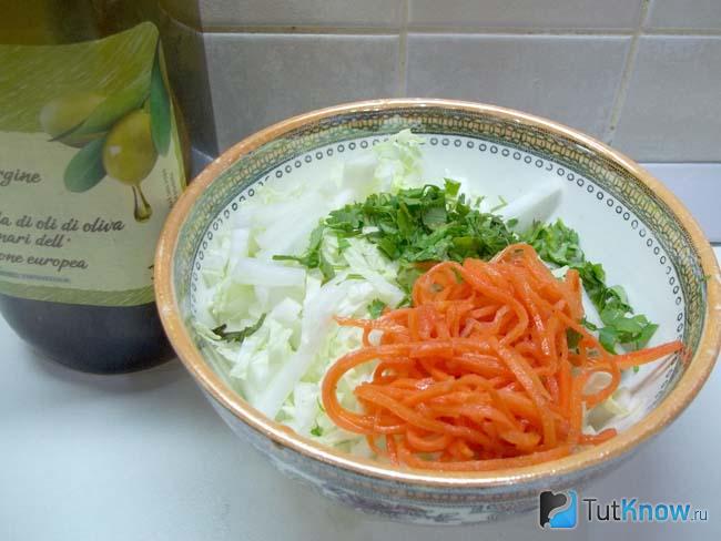 Продукты соединены и заправлены маслом