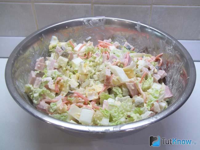 Готовый салат с пекинской капустой, яйцами, ветчиной, корейской морковью и солеными огурцами