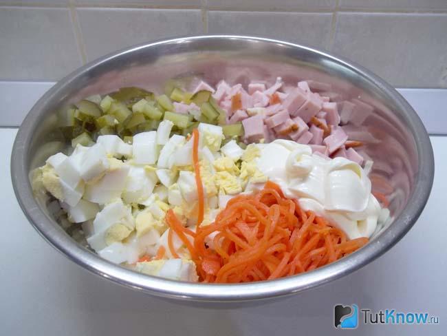 Продукты соединены и заправлены майонезом