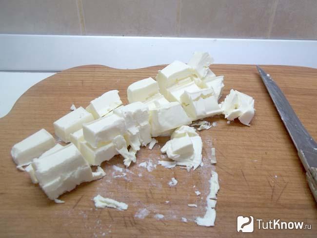 Масло нарезано кусочками