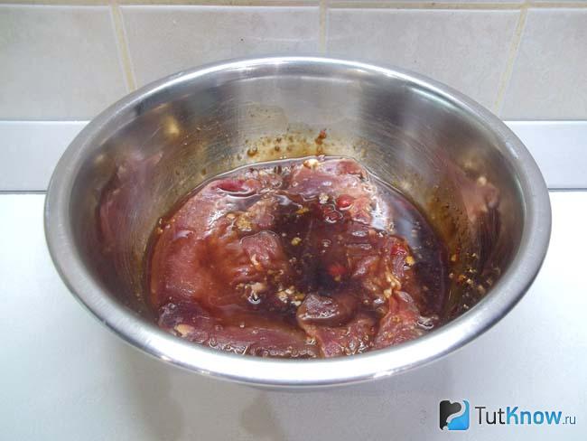 Утиные грудки маринуются