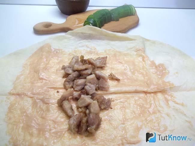 На лаваш выложена жареная курица