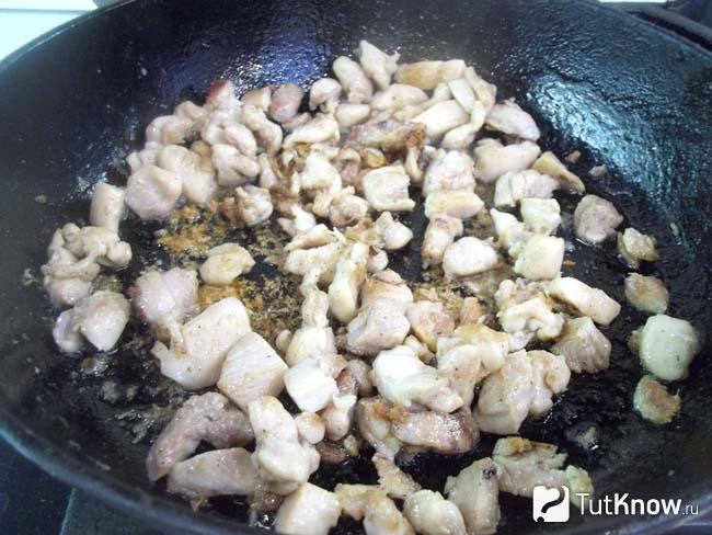 Мясо нарезано кусочками и жарится в сковороде