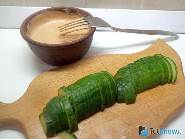 Огурец нарезан полукольцами
