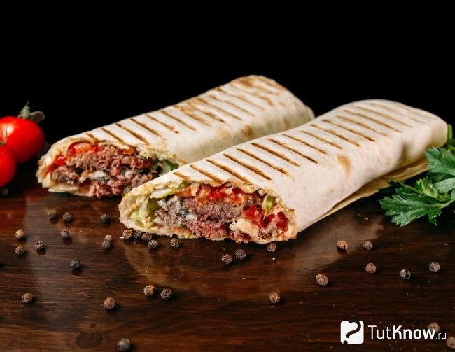 Рулеты в лаваше с красным сыром Песто