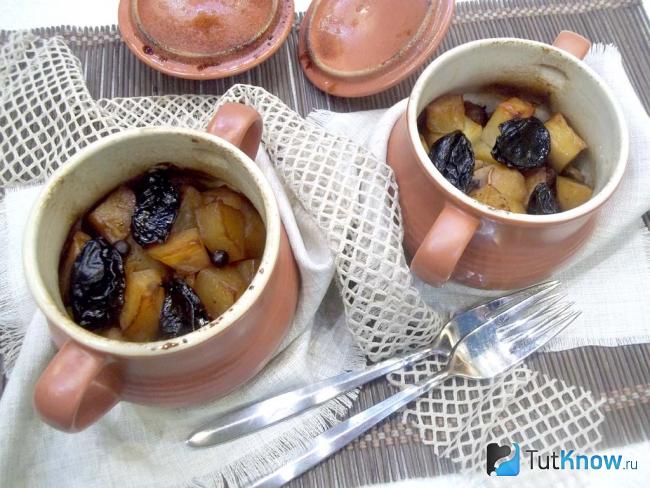 Готовое мясо с черносливом и картошкой в духовке