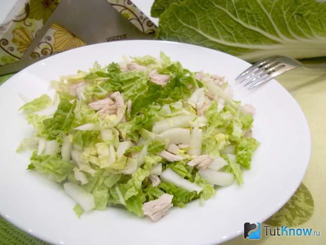 Готовый салат из пекинской капусты и филе индейки