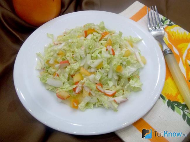 Готовый крабовый салат с хурмой и пекинской капустой