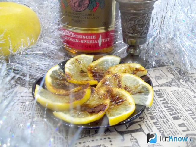 Готовый лимон с сахаром и кофе