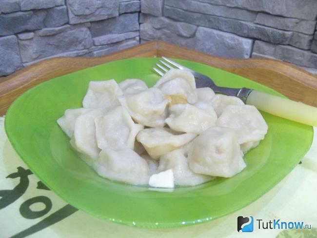 Готовые пельмени с маслом, горчицей и уксусом