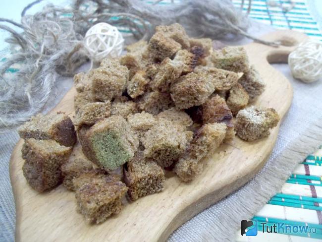Готовые чесночно-луковые сухарики к супу