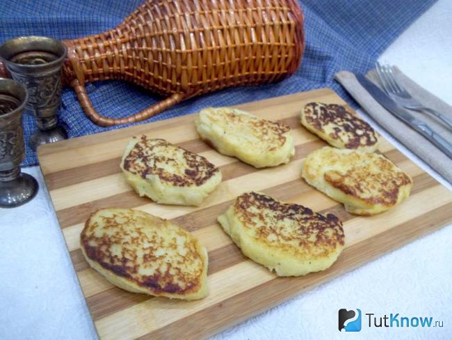 Готовые картофельно-луковые оладьи