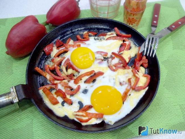 Готовая яичница с сыром и сладким перцем