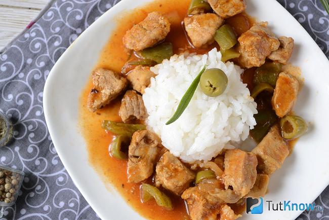 Мясо по-испански с оливками и сладким перцем