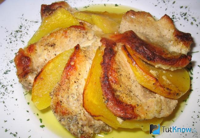 Мясо с манго в духовке