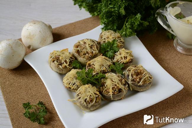Фаршированные грибы с луком и сухариками