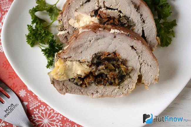 Мясной рулет с грибами и сыром