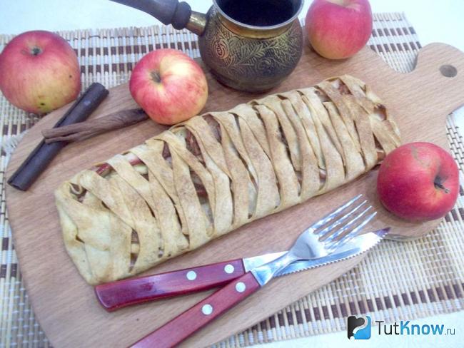 Готовый рулет косичка с яблоками