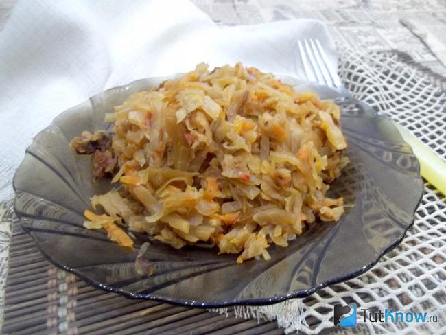 Готовая тушеная свежая капуста с морковью