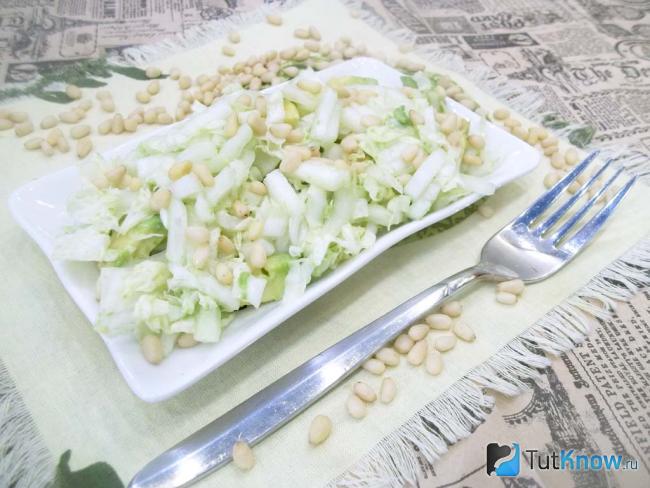 Готовый салат из авокадо и пекинской капусты с кедровыми орешками