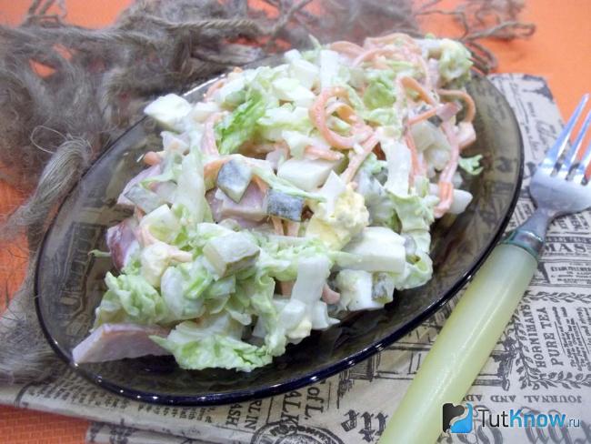Готовый салат с пекинской капустой, яйцами, ветчиной, корейской морковью и солеными огурцами
