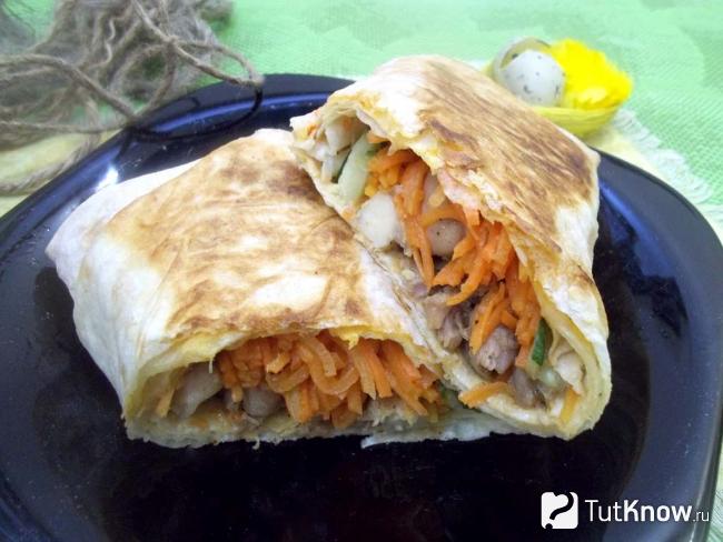 Готовая шаурма с курицей, морковью и огурцами