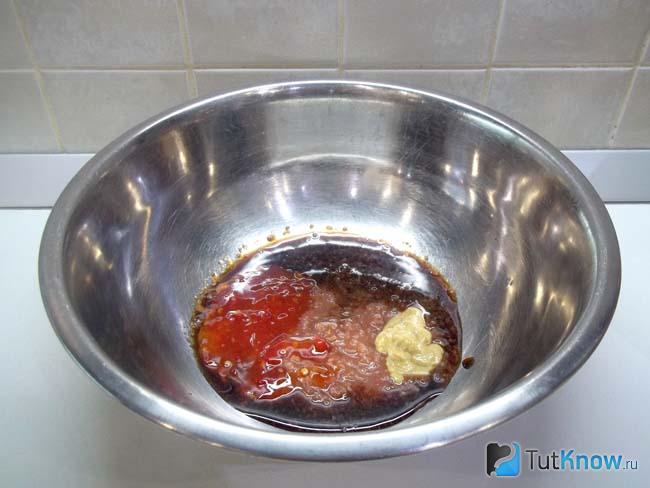 Соединены продукты для соуса