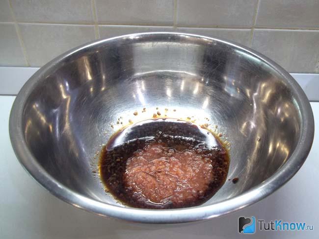 Соединены продукты для соуса