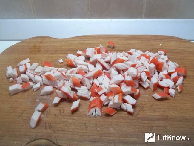 Крабовые палочки нарезаны