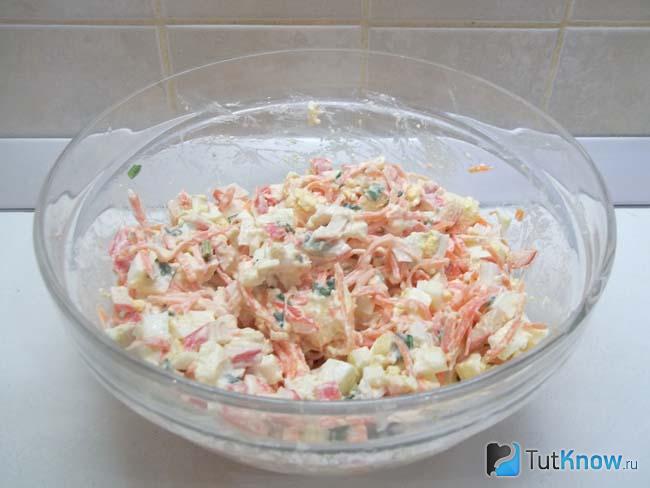 Продукты заправлены майонезом и перемешаны