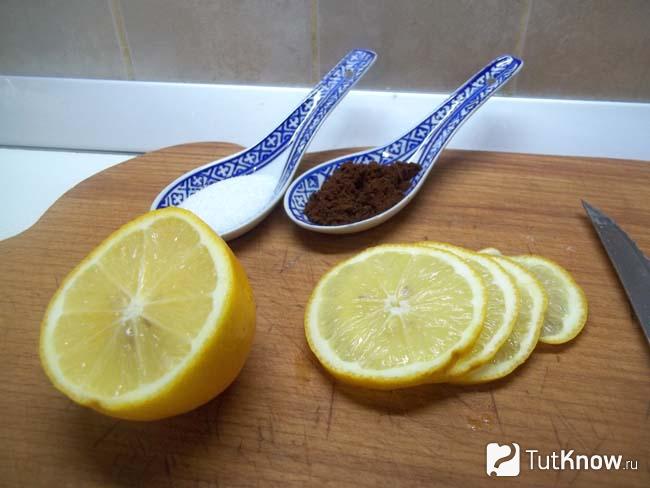 Лимон нарезан кольцами