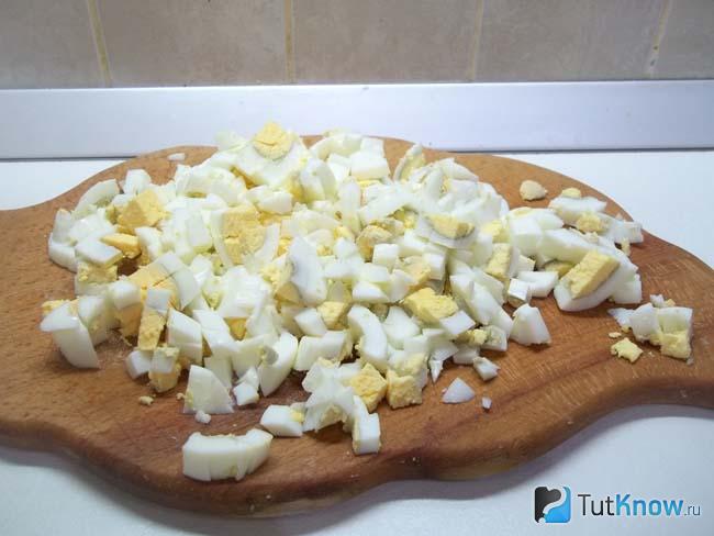 Яйца нарезаны кубиками