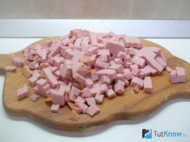 Колбаса нарезана кубиками
