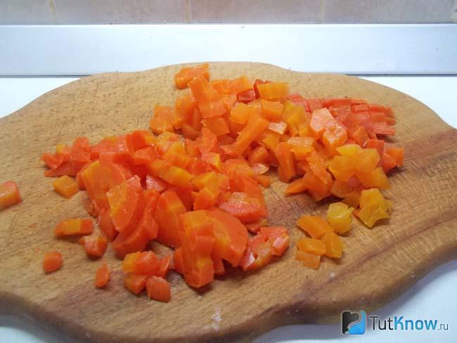 Морковь нарезана кубиками