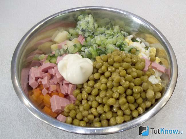 Продукты заправлены майонезом