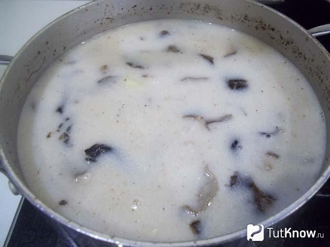 Готовый грибной суп с плавленым сыром и картофелем