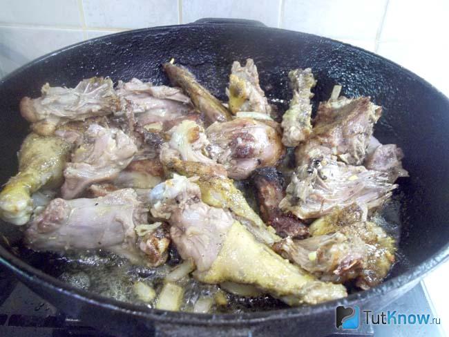 Утка с луком жарятся